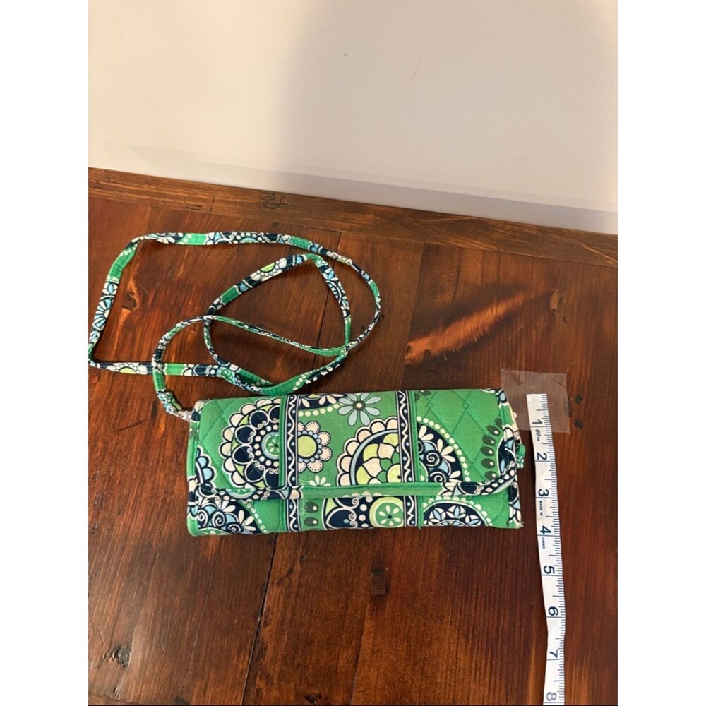 VERA BRADLEY Sleek Wallet Crossbody Cupcake Green 10613-021 - Picture 4 of 12